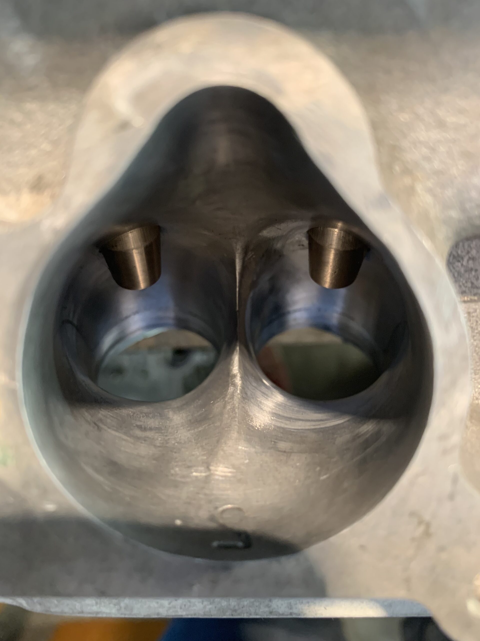 photo d'un guide de soupape installé dans une culasse