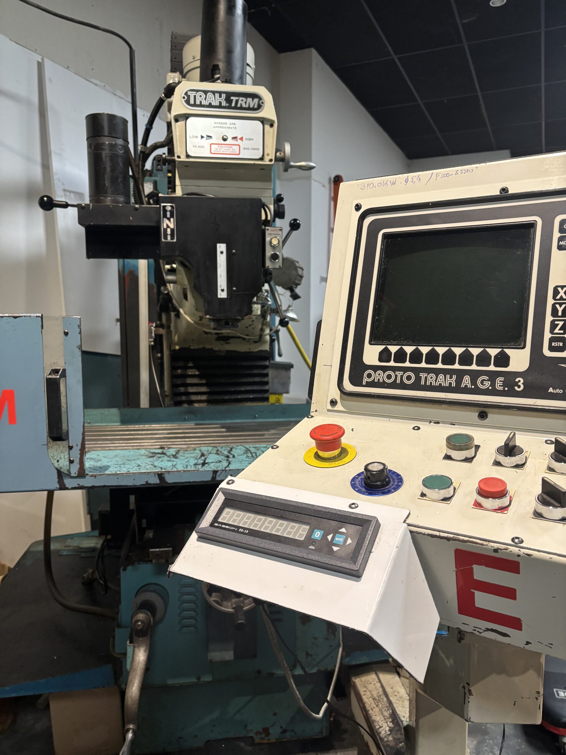 photo d'une fraiseuse à commande numérique cnc